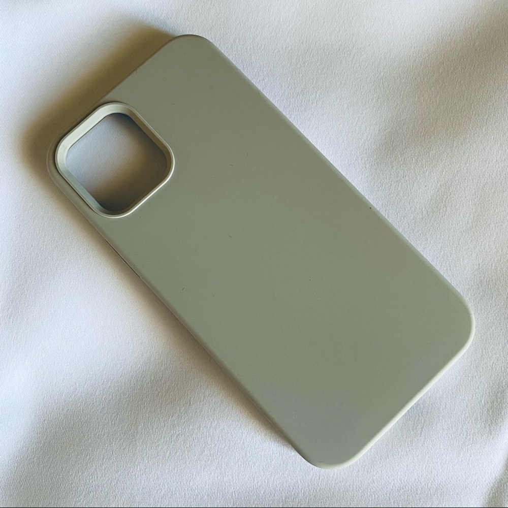 Neutral colored iPhone 12 / 12 pro silicone case (stone color)